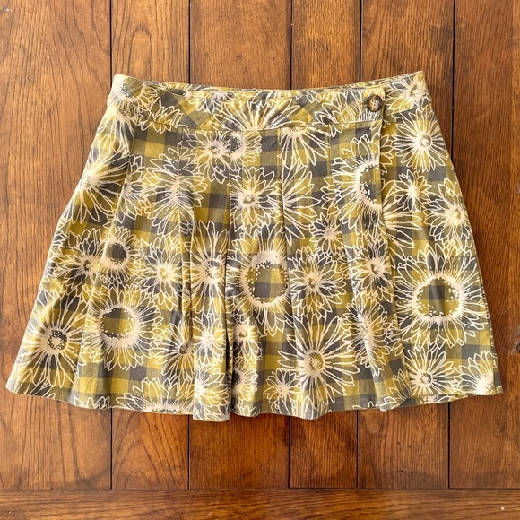 Urban Outfitters floral yellow plaid skirt with pleated front and 2 back pockets - Picture 2 of 8